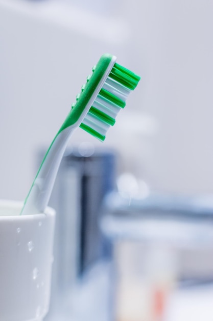 Foto cepillarse los dientes cepillo de dientes en el baño