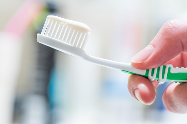 Cepillarse los dientes Cepillo de dientes en el baño