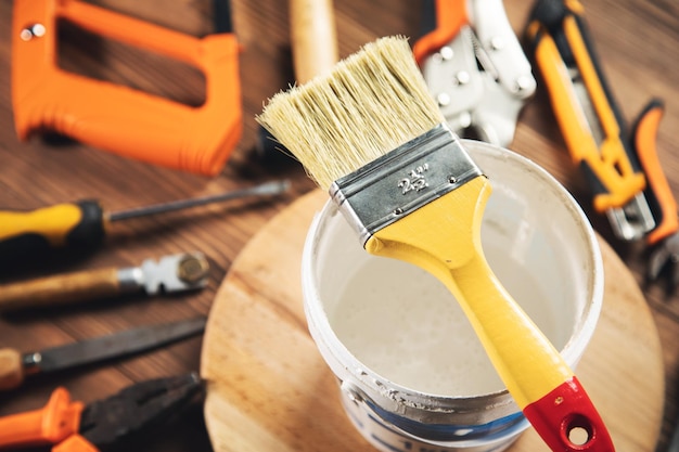 Cepille la pintura con diferentes herramientas de construcción.