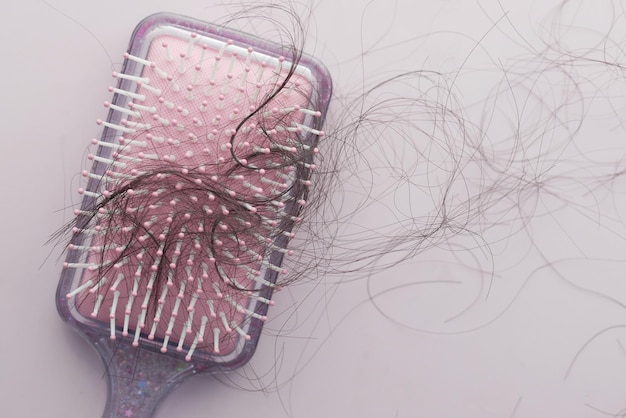 Un cepillo con cabello perdido en la mesa