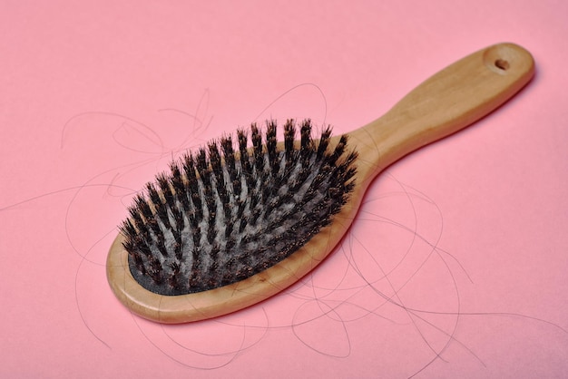 Cepillo para el cabello sucio, Residuos de células muertas de la piel de pelusa gris en un peine sucio, Mala higiene del cuero cabelludo, Problema de caída del cabello.