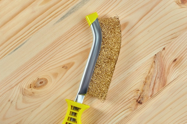 Foto el cepillo para cepillar la madera se encuentra sobre una tabla de madera.