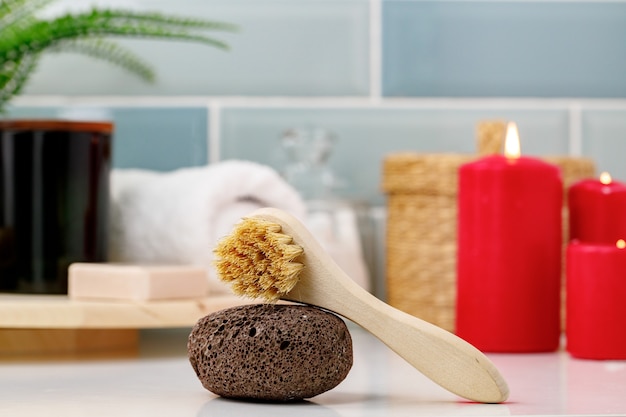 Cepillo corporal de masaje de madera en el baño de cerca