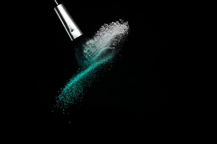 Foto cepillo cosmético con polvo cosmético profundo del océano.