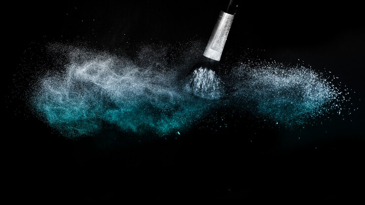 Foto cepillo cosmético con polvos cosméticos azules para untar