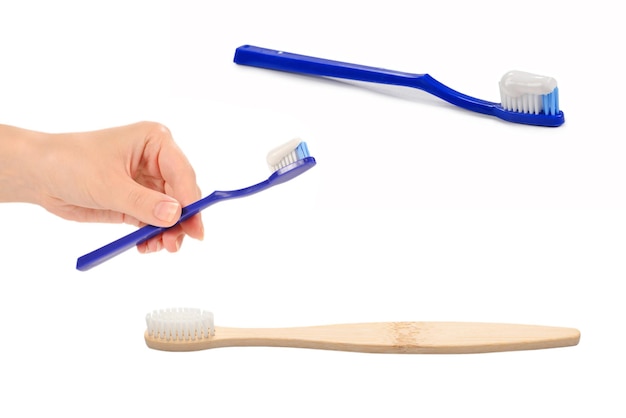 Cepillo de dientes azul con pasta de dientes en la mano aislado sobre fondo blanco Copiar espacio