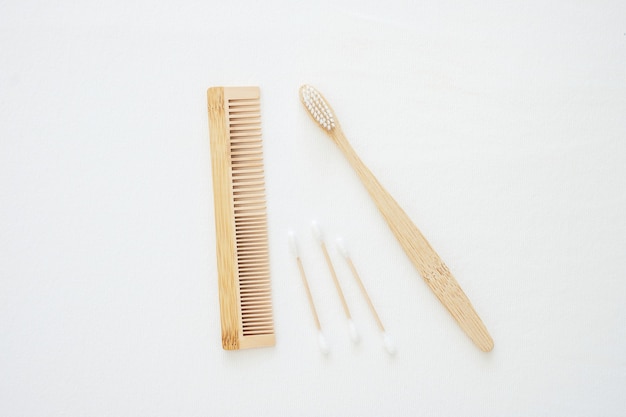 Cepillo de dientes de bambú, bastoncillo de algodón y peine