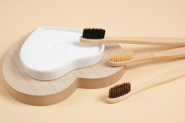 Cepillo de dientes de bambú ecológico. cepillos de dientes de bambú y bicarbonato de sodio sobre fondo beige, concepto de estilo de vida de cero residuos. cepillarse los dientes con soda