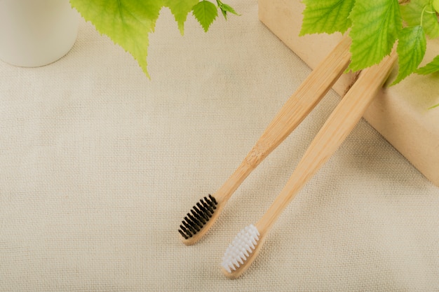 Cepillo de dientes de bambú ecológico. Fondo pastel Cero desperdicio, vida sin plástico.