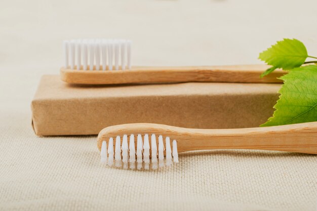 Cepillo de dientes de bambú ecológico. Fondo pastel Cero desperdicio, vida sin plástico.