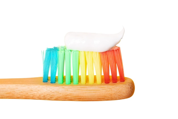 cepillo de dientes de bambú con pasta de dientes aislado sobre fondo blanco productos de cuidado personal biodegradables y ecológicos