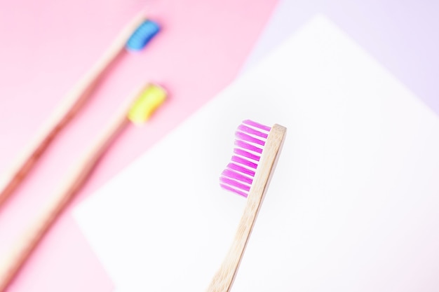 Foto cepillo de dientes de bambú rosa fucsia, concepto ecológico