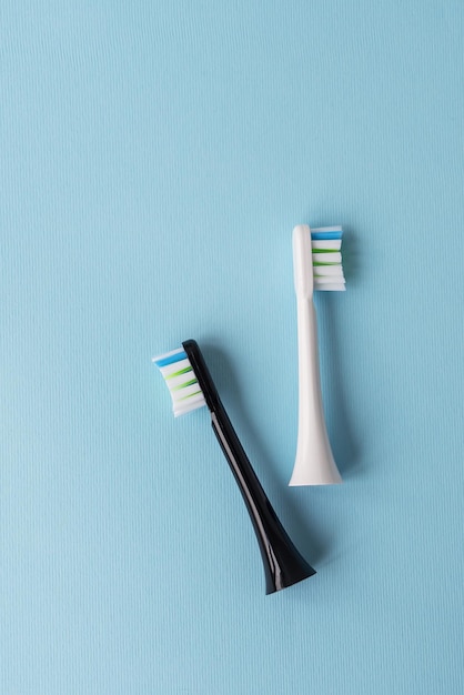 Cepillo de dientes eléctrico moderno sobre fondo azul Concepto de higiene para el cuidado bucal diario