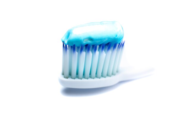 Cepillo de dientes con pasta de dientes de cerca. Concepto de limpieza de dientes.