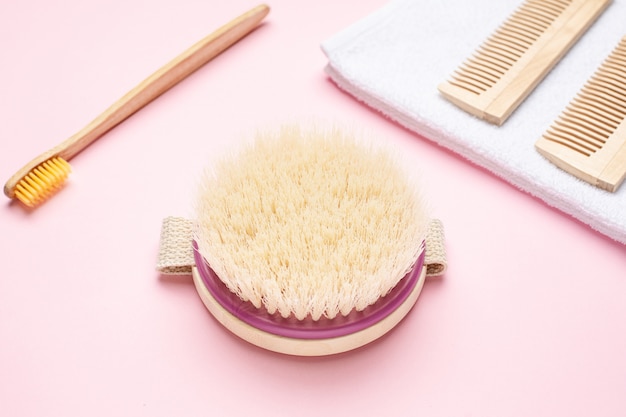 Cepillo de dientes, peine y cepillo de madera ecológica para masaje seco en rosa