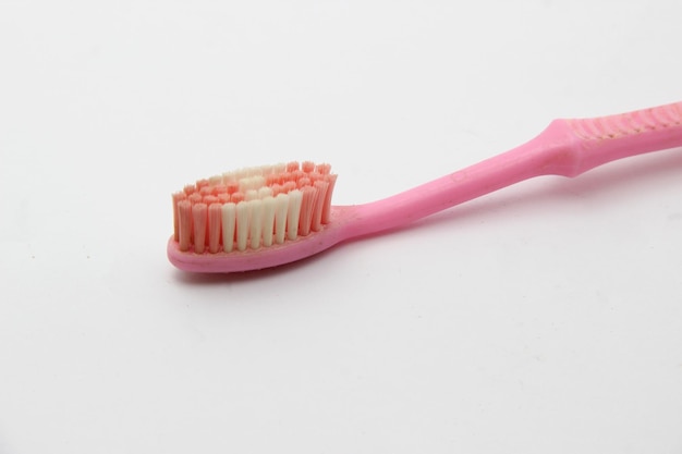 El cepillo de dientes rosa de primer plano