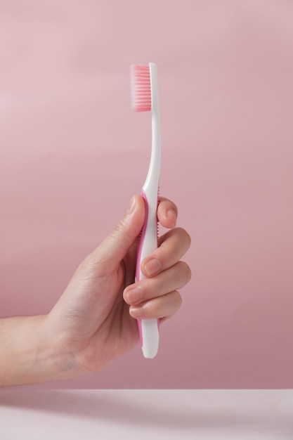 Foto un cepillo de dientes rosado y blanco con un cepillos de dientes rosados en él