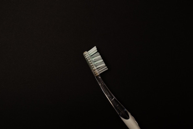 Cepillo de dientes sobre un minimalismo de fondo negro