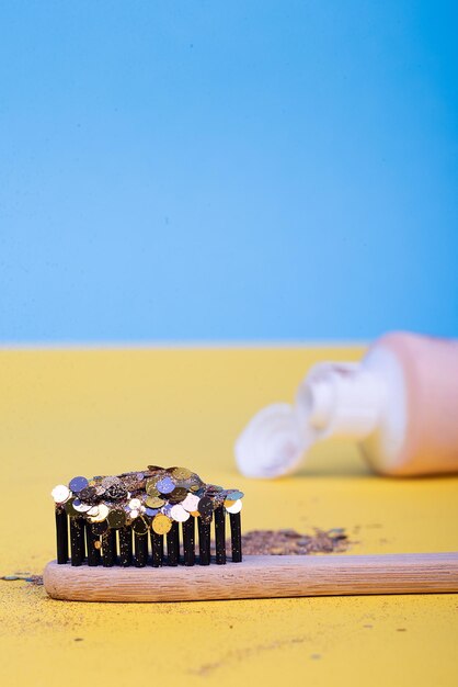 Cepillo de madera de dientes ecológicos en brillo concepto glamour sonrisa brillo