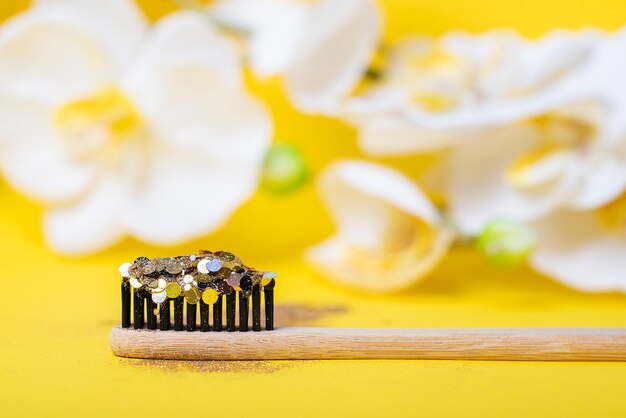 Cepillo de madera de dientes ecológicos en brillo concepto glamour sonrisa brillo