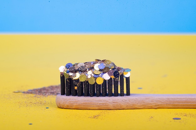 Cepillo de madera de dientes ecológicos en brillo concepto glamour sonrisa brillo