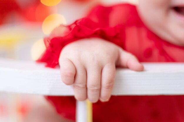 cepillo de mano de un niño pequeño sano primer plano