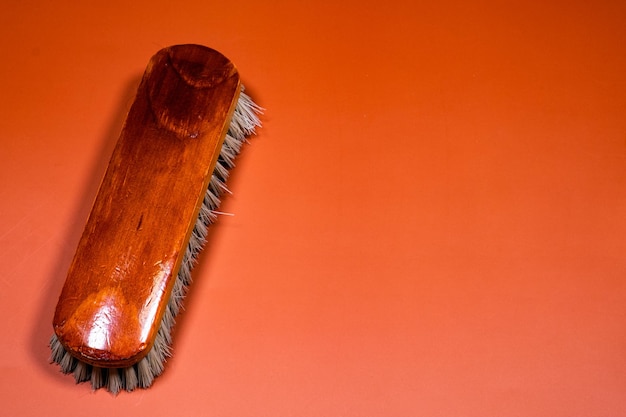 Foto cepillo para zapatos de madeira en estilo vintage sobre fundo marron