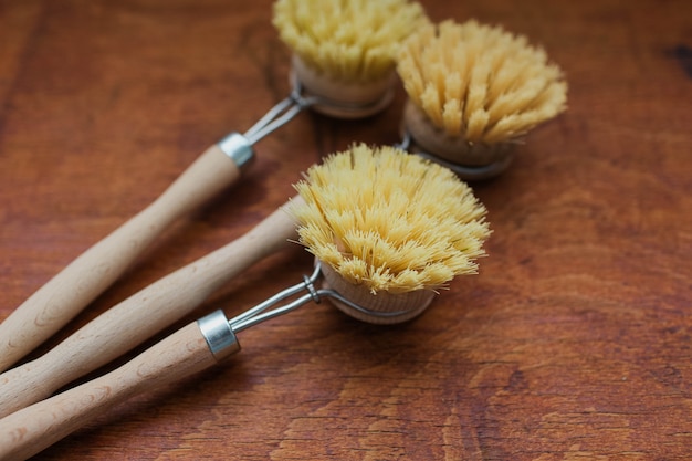 Foto cepillo de platos de madera concepto cero residuos