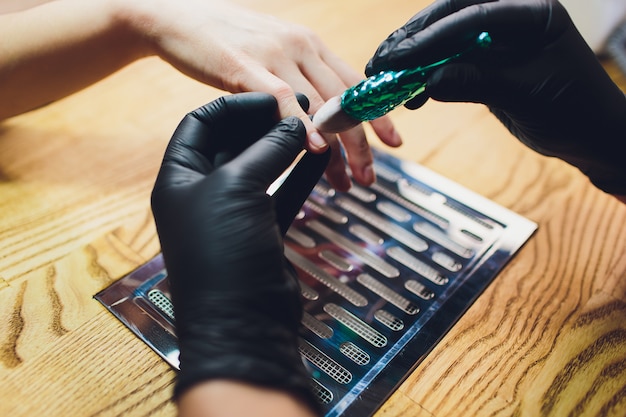 Cepillo universal de cerdas naturales para salón de uñas.