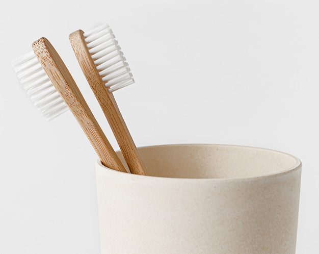 Cepillos de dientes de bambú en eco taza Copiar el espacio, de cerca. Concepto de cero residuos.