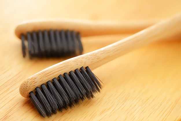 Cepillos de dientes de bambú de madera