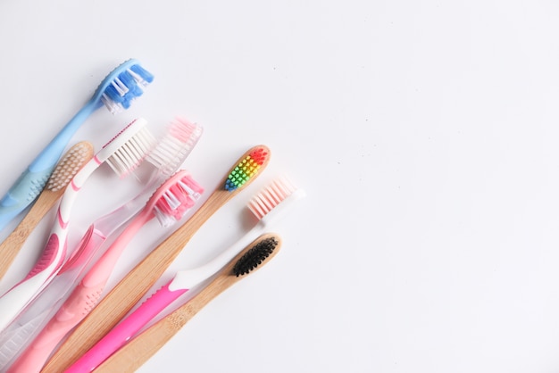 Cepillos de dientes coloridos ión fondo blanco con espacio de copia.