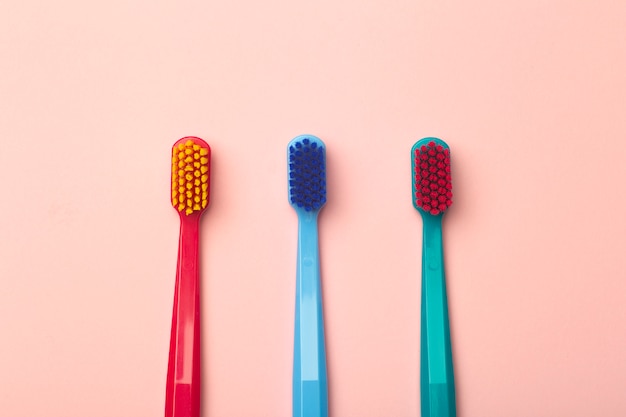 Cepillos de dientes de diferentes colores en rosa