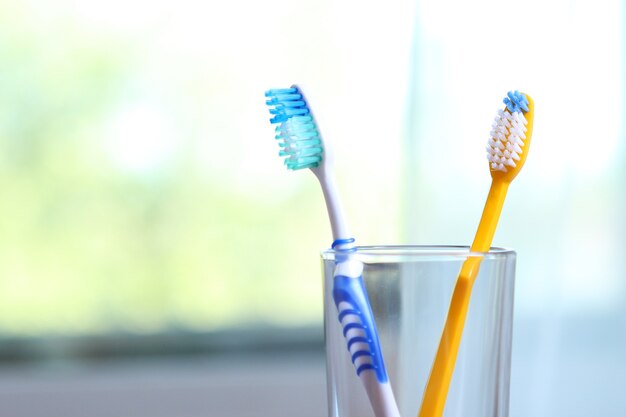 Cepillos de dientes y limpiadores bucales sobre la mesa.