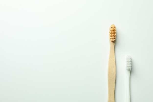 Foto cepillos de dientes de madera ecológicos sobre fondo blanco.