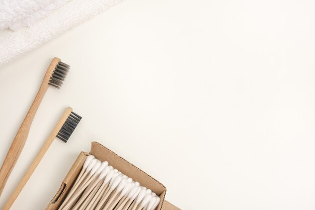 Foto cepillos de dientes de madera y palillos de bambú