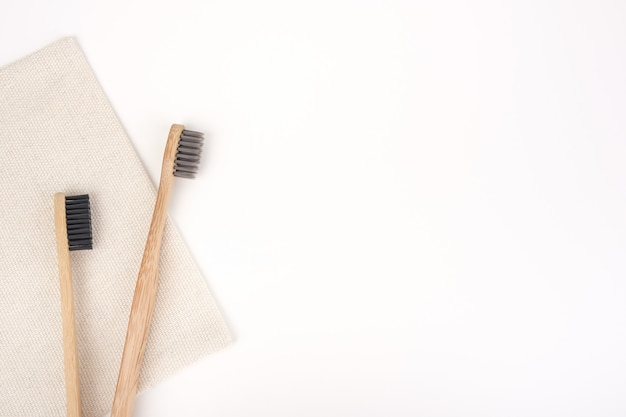 Cepillos de dientes de madera sobre un fondo blanco.