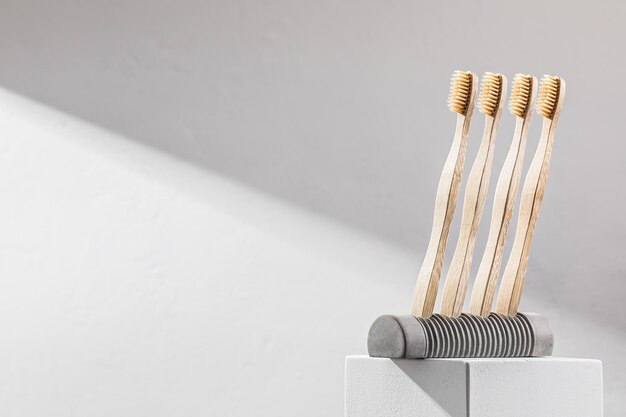 Cepillos de dientes de madera en un soporte de hormigón concepto ecológico