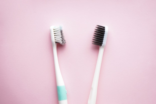Cepillos de dientes nuevos y viejos en rosa