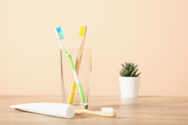 Cepillos de dientes de plástico y bambú natural sobre la mesa