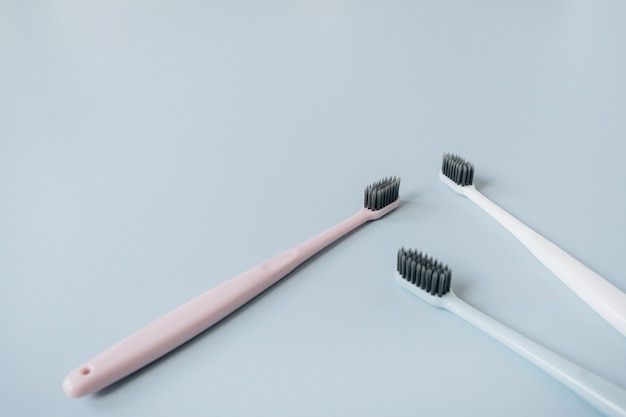 Foto cepillos de dientes sobre fondo azul. cuidado bucal, concepto de higiene dental