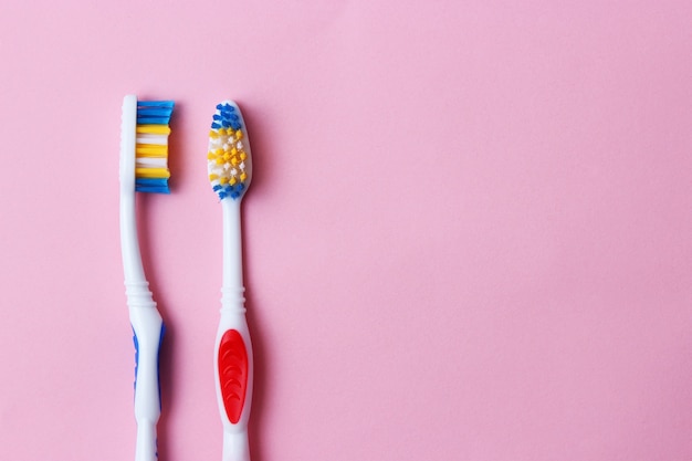 Foto cepillos de dientes sobre un fondo de color cerrar