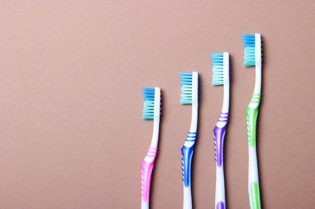 Cepillos de dientes sobre un fondo de color vista superior higiene bucal