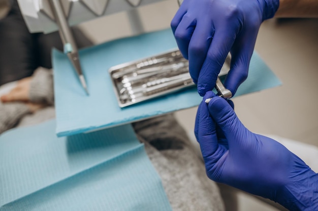 Foto cepillos de dientes en vidrio sobre fondo borroso en clínica dental