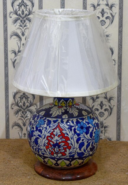 Foto cerâmica azul é uma linda louça colorida feita em kashigari tradicional multan paquistão em potes