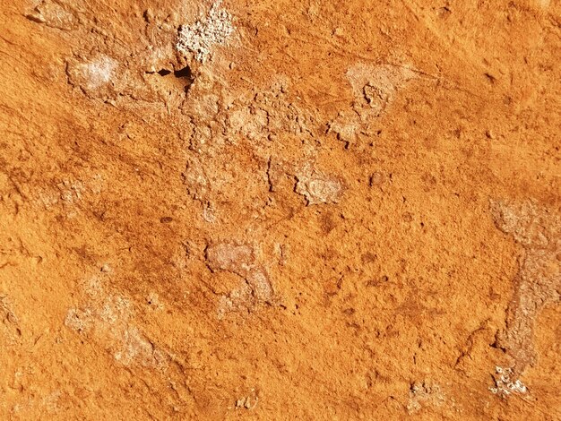 Cerámica brillante de textura rugosa beige con manchas marrones en estilo rústico