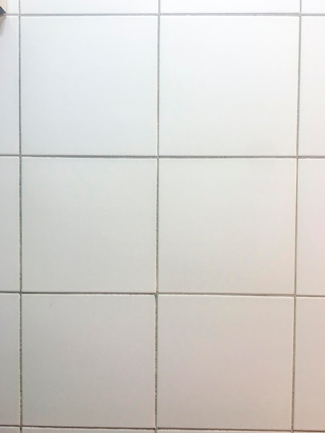 Cerâmica de azulejo branco de uma parede de banheiro
