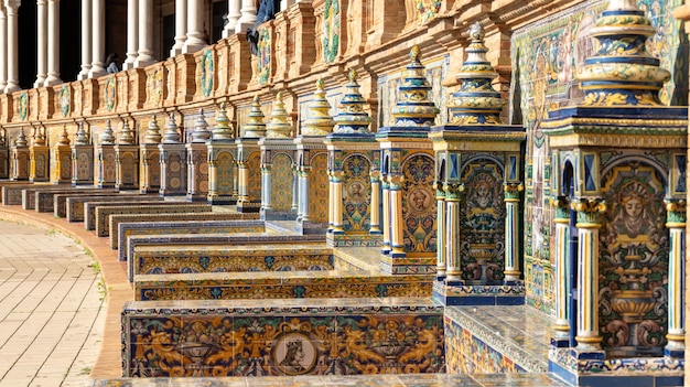 Cerámica decorada de la plaza de España en Sevilla, España - enfoque selectivo