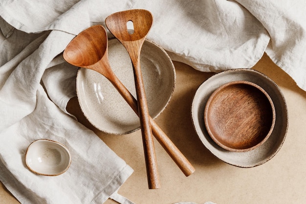 Cerâmica minimalista moderna sobre um pano de linho Produtos naturais ou conceito alimentar vista superior plana