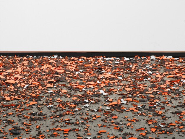 Foto cerâmicas quebradas na estrada contra a parede